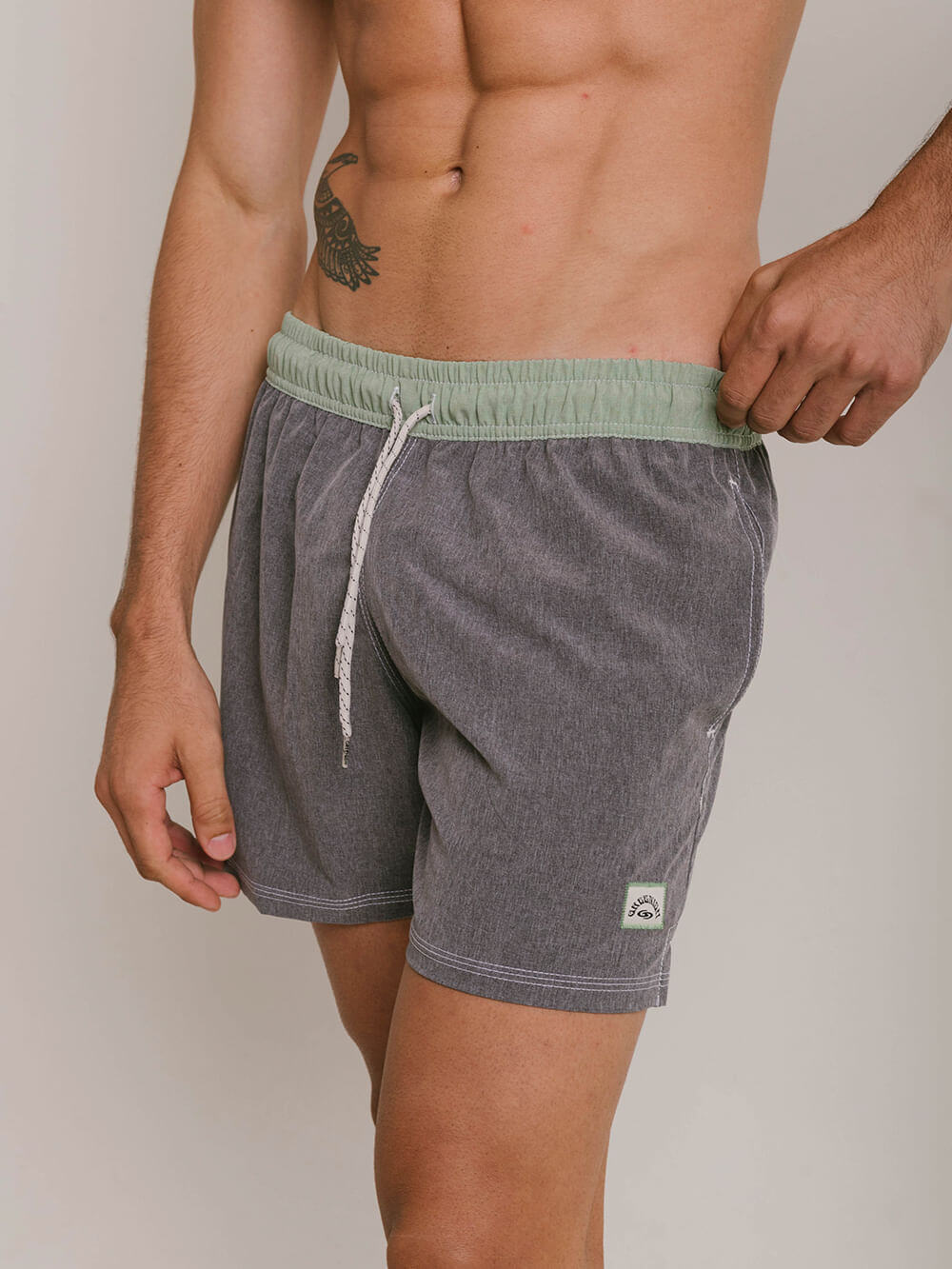 Short Vôlei Blend Grafite da Greenish, modelo clássico com conforto e estilo para esportes e lazer.