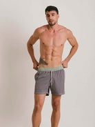 Homem usando short de vôlei Blend Grafite da marca Greenish, ideal para esportes e momentos de lazer.