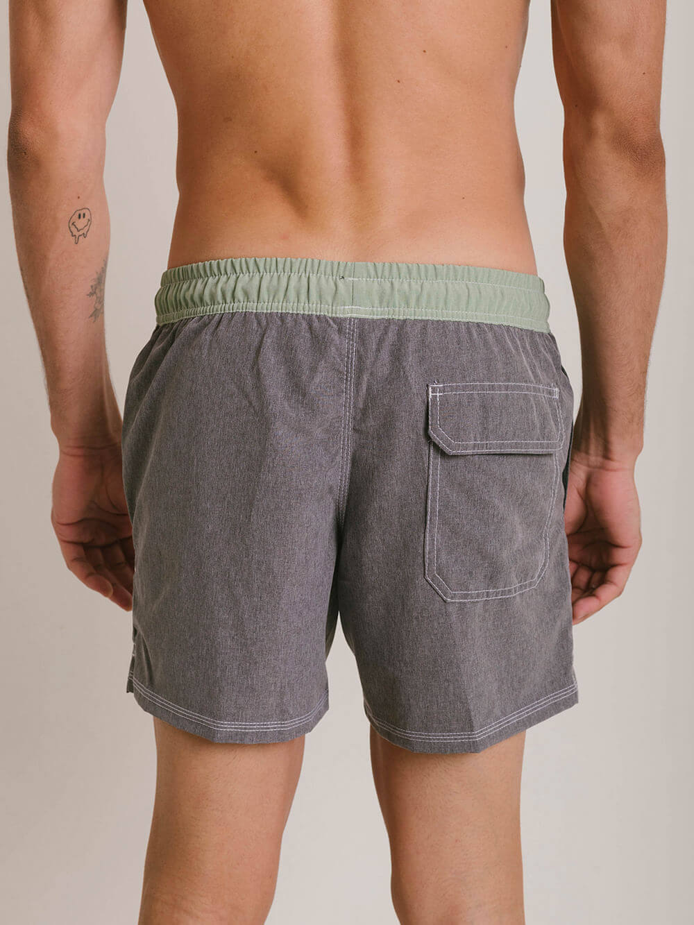 Short masculino Short Volley Blend grafite da Greenish, no modelo clássico com bolso traseiro e cintura verde.