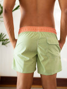 Short Verde da Greenish com cintura laranja, ideal para esportes e passeios na praia.