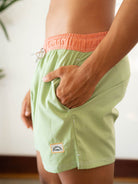 Short Verde da Greenish, confortável e estiloso, ideal para esportes e momentos à beira-mar, com bolso e design atemporal.