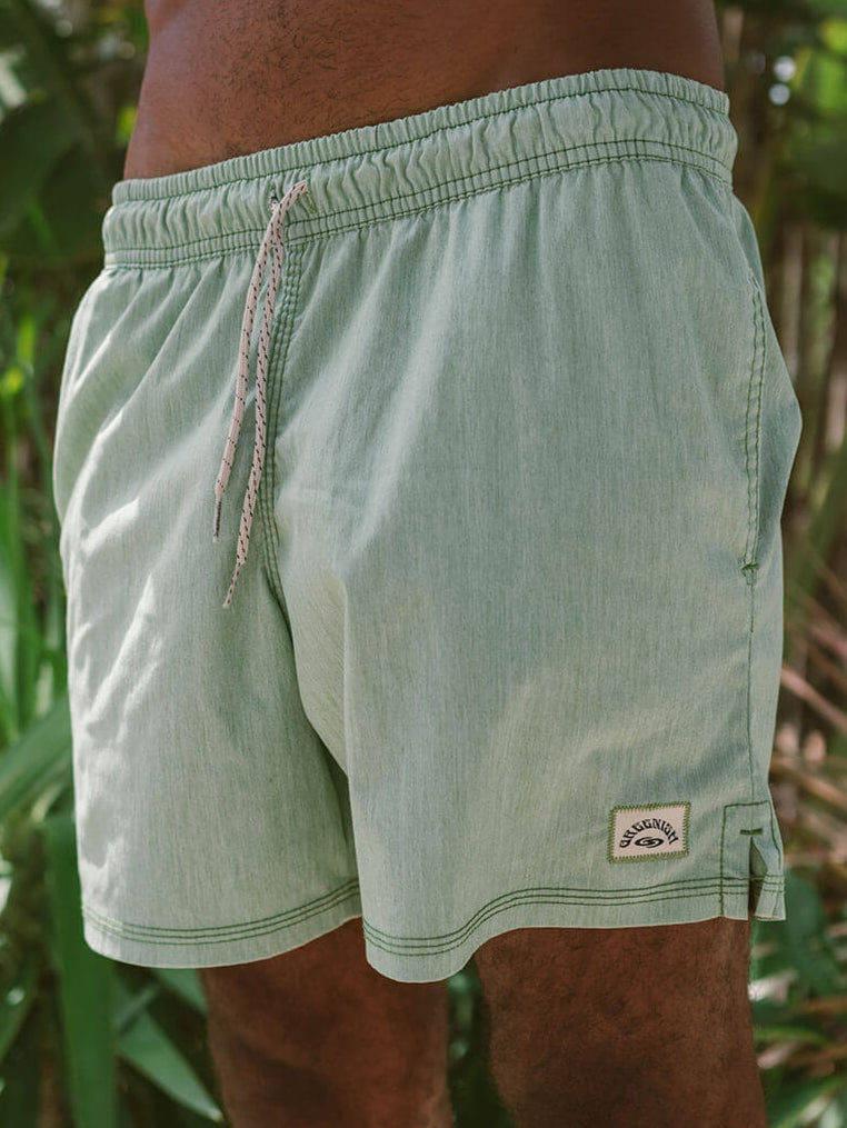 Short Volley Ibiza Verde da Greenish, ideal para dias quentes e atividades ao ar livre, com conforto e estilo.