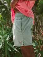 Short Volley Ibiza Verde da Greenish, ideal para conforto e praticidade em dias quentes com amigos.