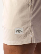 Detalhe do Short Volley Vintage Seekers da Greenish, com etiqueta exclusiva e tecido confortável e prático.