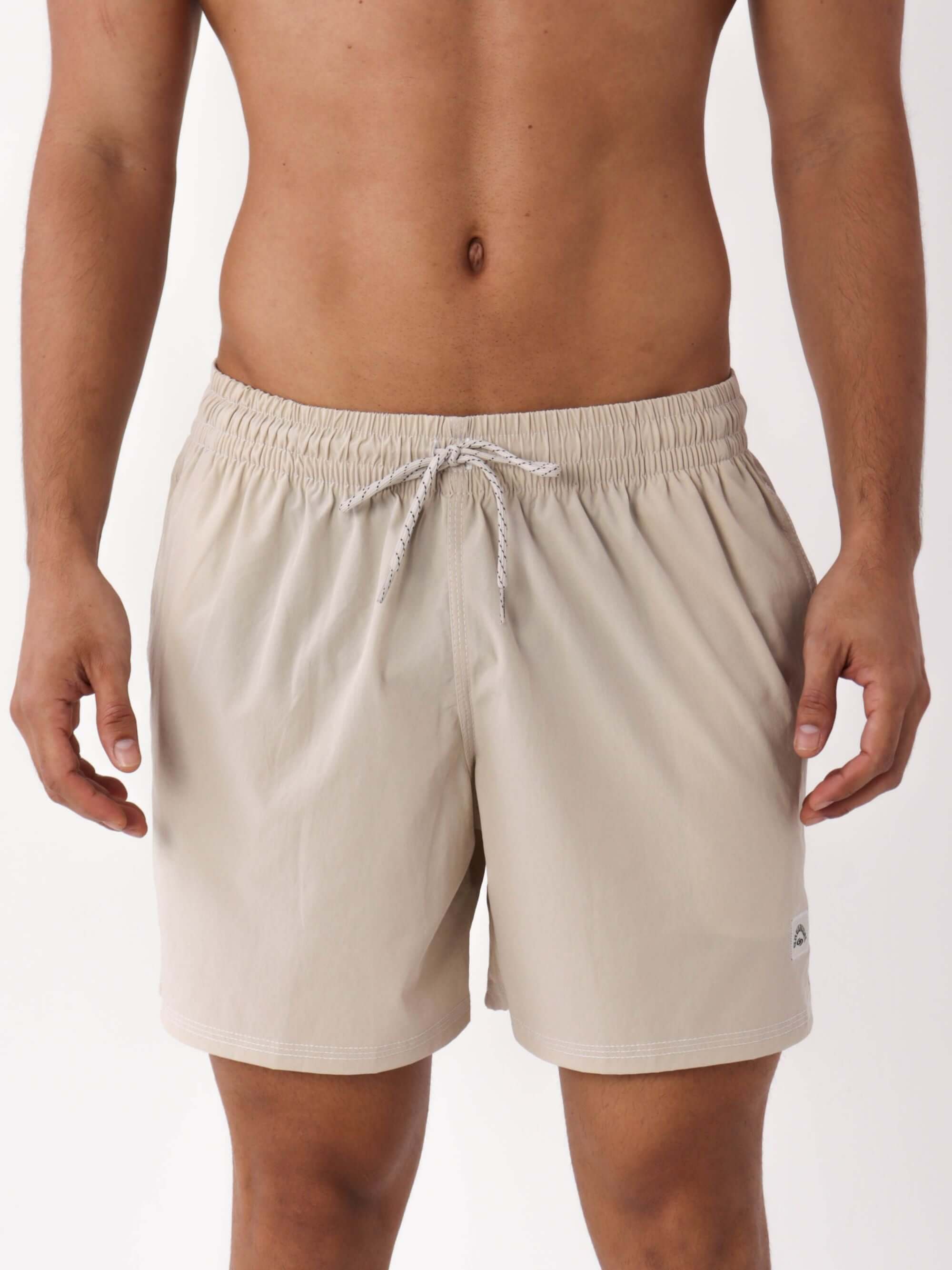 Short Volley Vintage Seekers da Greenish em tom bege, com cós elástico e design prático para o dia a dia.