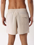 Short Volley Vintage Seekers Areia da Greenish, conforto e estilo, com cós elástico e bolso traseiro.