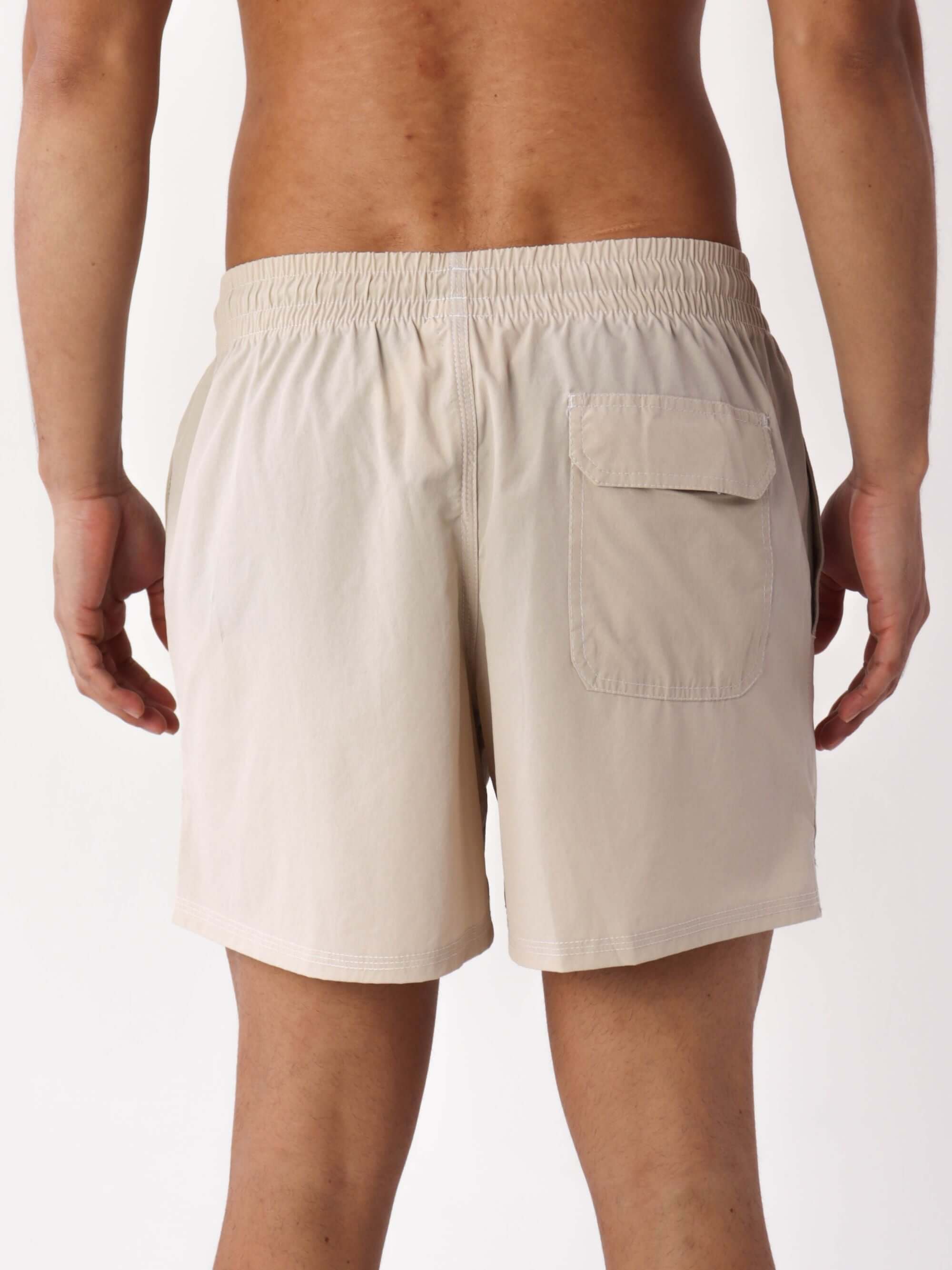 Short Volley Vintage Seekers Areia da Greenish, conforto e estilo, com cós elástico e bolso traseiro.