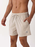 Short Volley Vintage Seekers Areia da Greenish: conforto e estilo com bolso e cós elástico para o dia a dia.