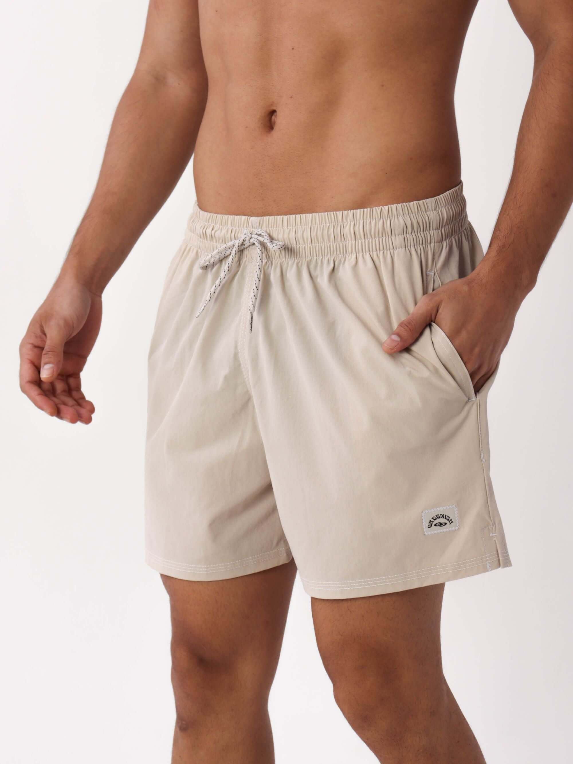 Short Volley Vintage Seekers Areia da Greenish: conforto e estilo com bolso e cós elástico para o dia a dia.