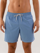 Short Volley Vintage Seekers Azul Indigo da Greenish. Prático, com bolso traseiro e laterais, ideal para o dia a dia.