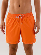 Short Volley Vintage Seekers Laranja da Greenish, confortável e prático, ideal para o dia a dia com bolso para itens essenciais.