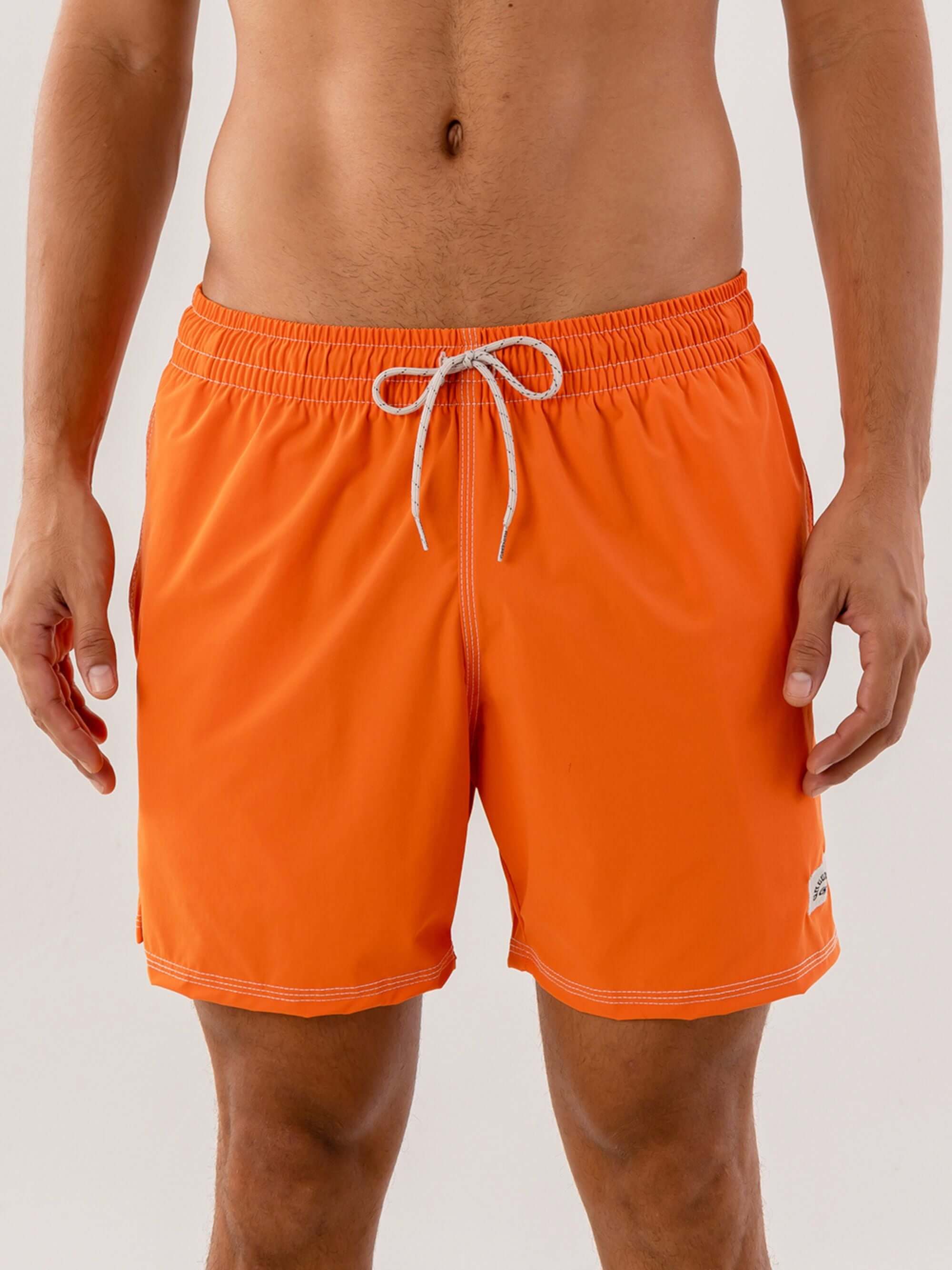 Short Volley Vintage Seekers Laranja da Greenish, confortável e prático, ideal para o dia a dia com bolso para itens essenciais.