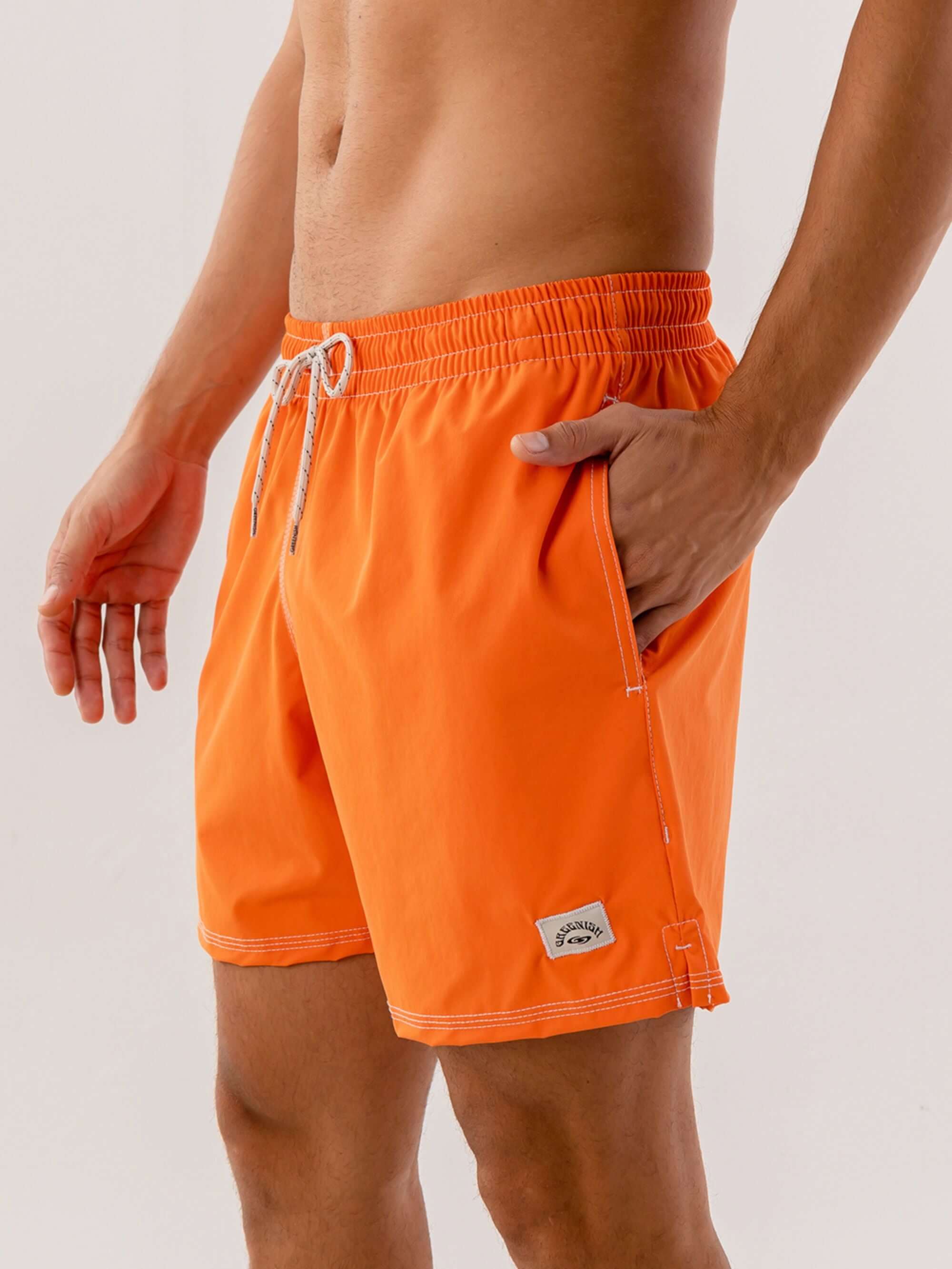 Short Volley Vintage Seekers Laranja da Greenish, confortável e prático, com bolsos laterais e elástico.