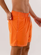 Short Volley Vintage Seekers Laranja da Greenish, prático e confortável, com bolso lateral para itens essenciais.