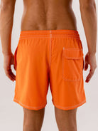 Short Volley Vintage Seekers Laranja da Greenish, com bolso traseiro e elástico, ideal para conforto e funcionalidade.