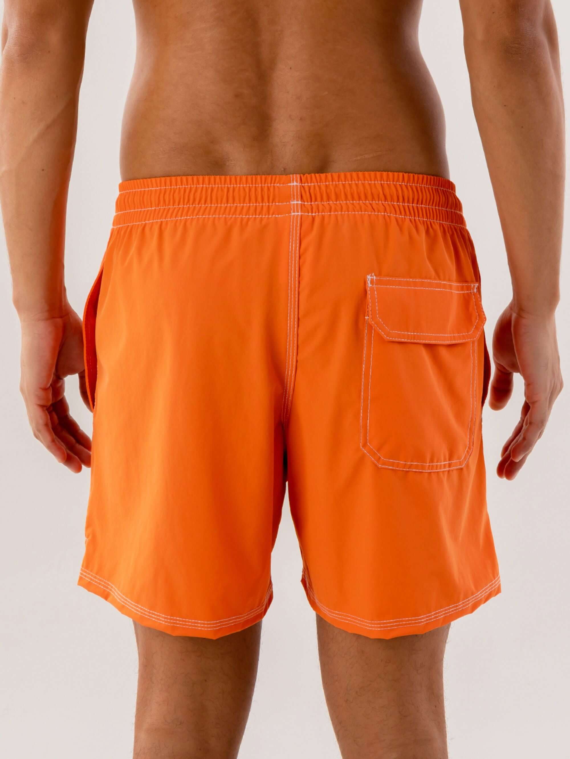 Short Volley Vintage Seekers Laranja da Greenish, com bolso traseiro e elástico, ideal para conforto e funcionalidade.