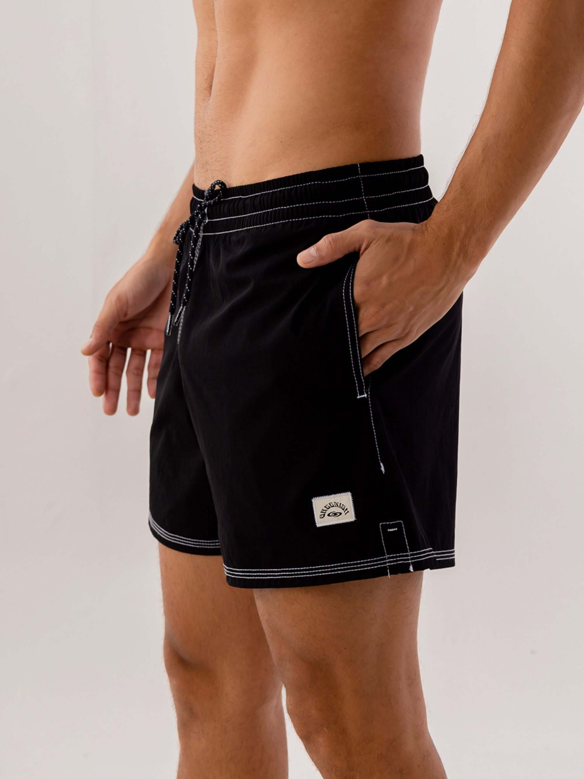 Short Volley Vintage Seekers Preto da Greenish, práticos com bolso lateral e conforto extremo.