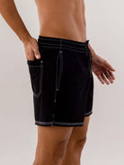 Short Volley Vintage Seekers preto da Greenish, com cós elástico, bolso traseiro e bolsos laterais práticos.