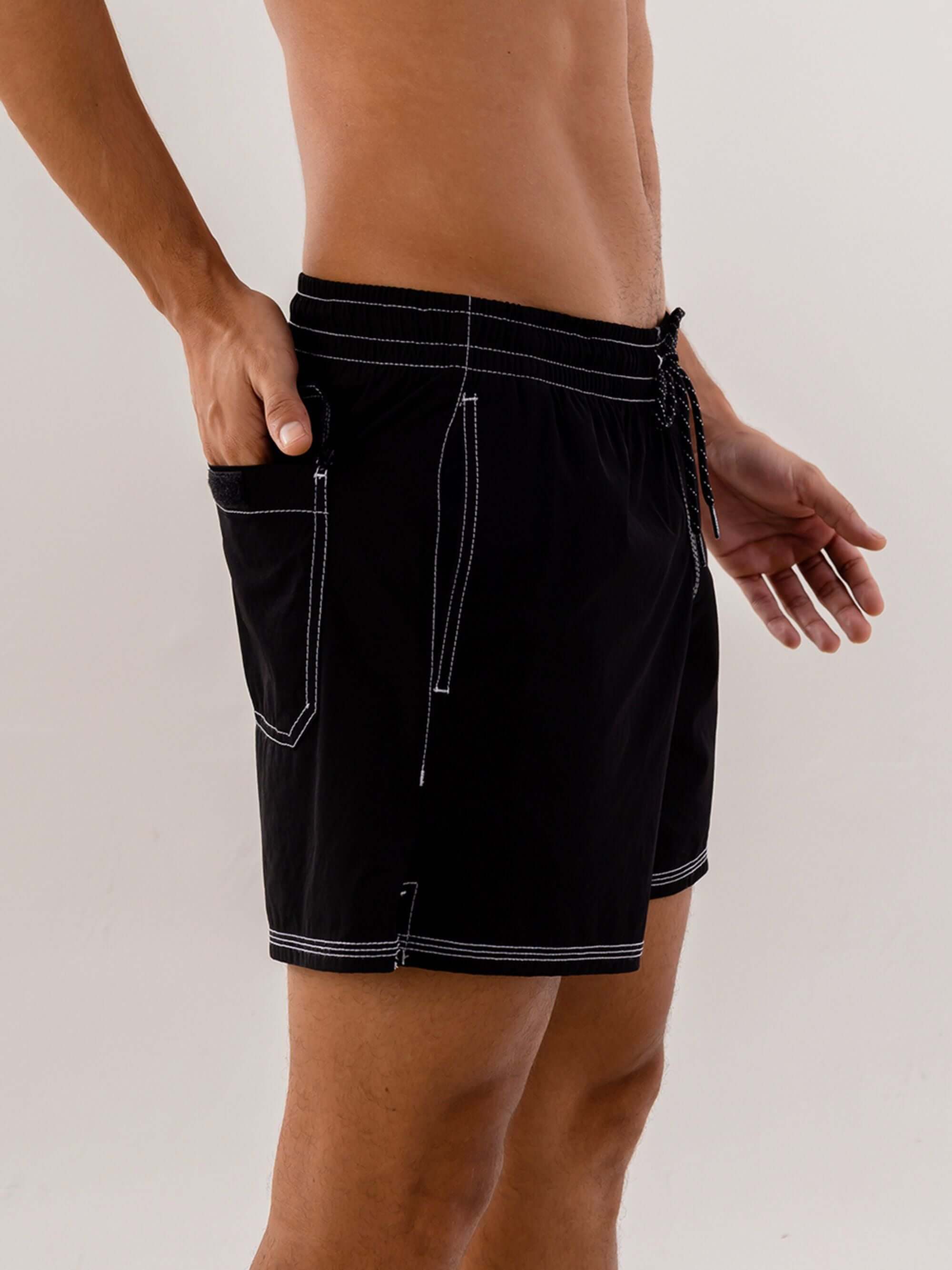 Short Volley Vintage Seekers preto da Greenish, com cós elástico, bolso traseiro e bolsos laterais práticos.