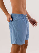 Short Volley Vintage Seekers Azul Indigo da Greenish, cós elástico e bolso lateral para praticidade.