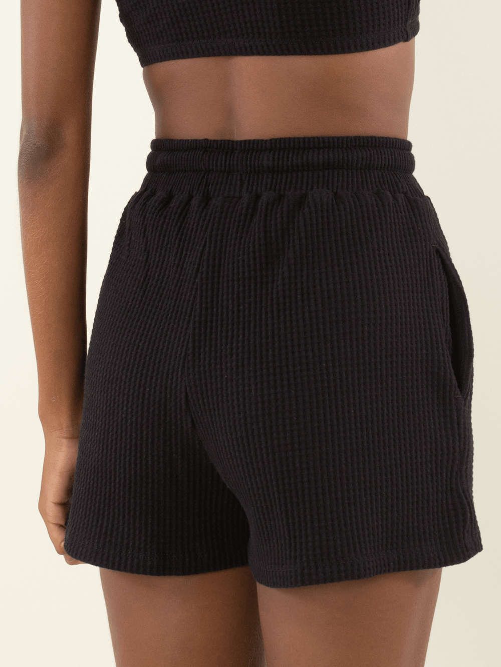 Shorts preto Amelia da marca Greenish, com bolso e tecido texturizado, perfeito para looks casuais.