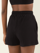 Shorts preto Amelia da marca Greenish, com bolso e tecido texturizado, perfeito para looks casuais.