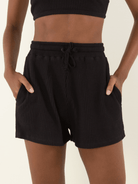 Shorts pretos Amelia da Greenish, confortáveis e estilosos, perfeitos para o dia a dia.