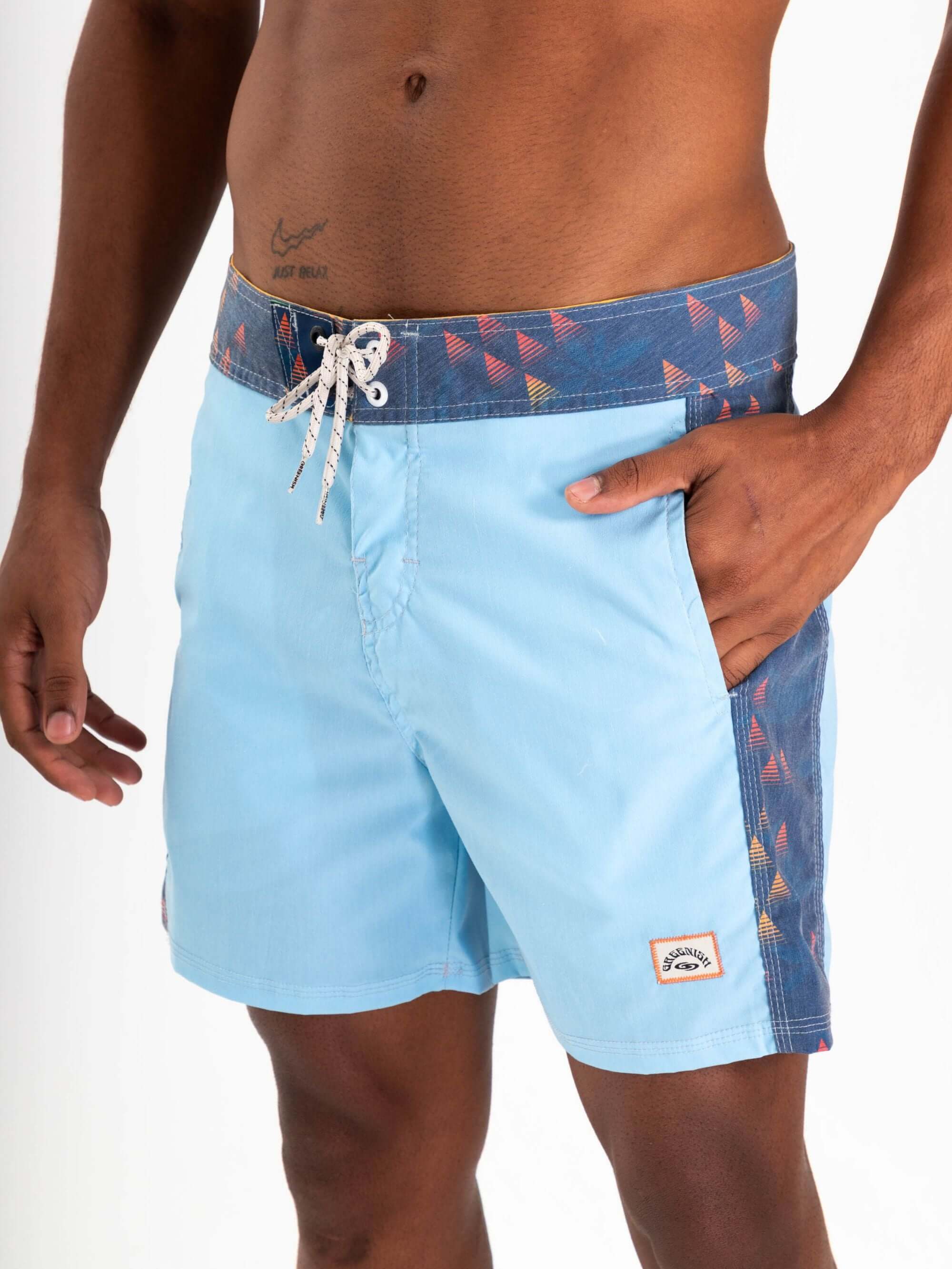 Sunga masculina Boardwalk Prism Azul da Greenish, confortável e estilosa, perfeita para o dia a dia.