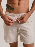 Short casual vintage ecológico da Greenish, em tecido de algodão com linho, ideal para um estilo rústico e confortável.