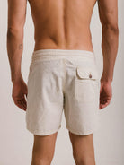 Short casual vintage Natural da Greenish, em algodão com linho, mostrando detalhes rústicos e fibras naturais.