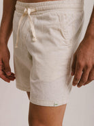 Short casual vintage da Greenish, feito em algodão e linho, com aspecto rústico e fibras naturais aparentes.