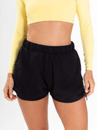 Shorts esportivos ativos na cor preta da marca Greenish, perfeitos para atividades ao ar livre e conforto.