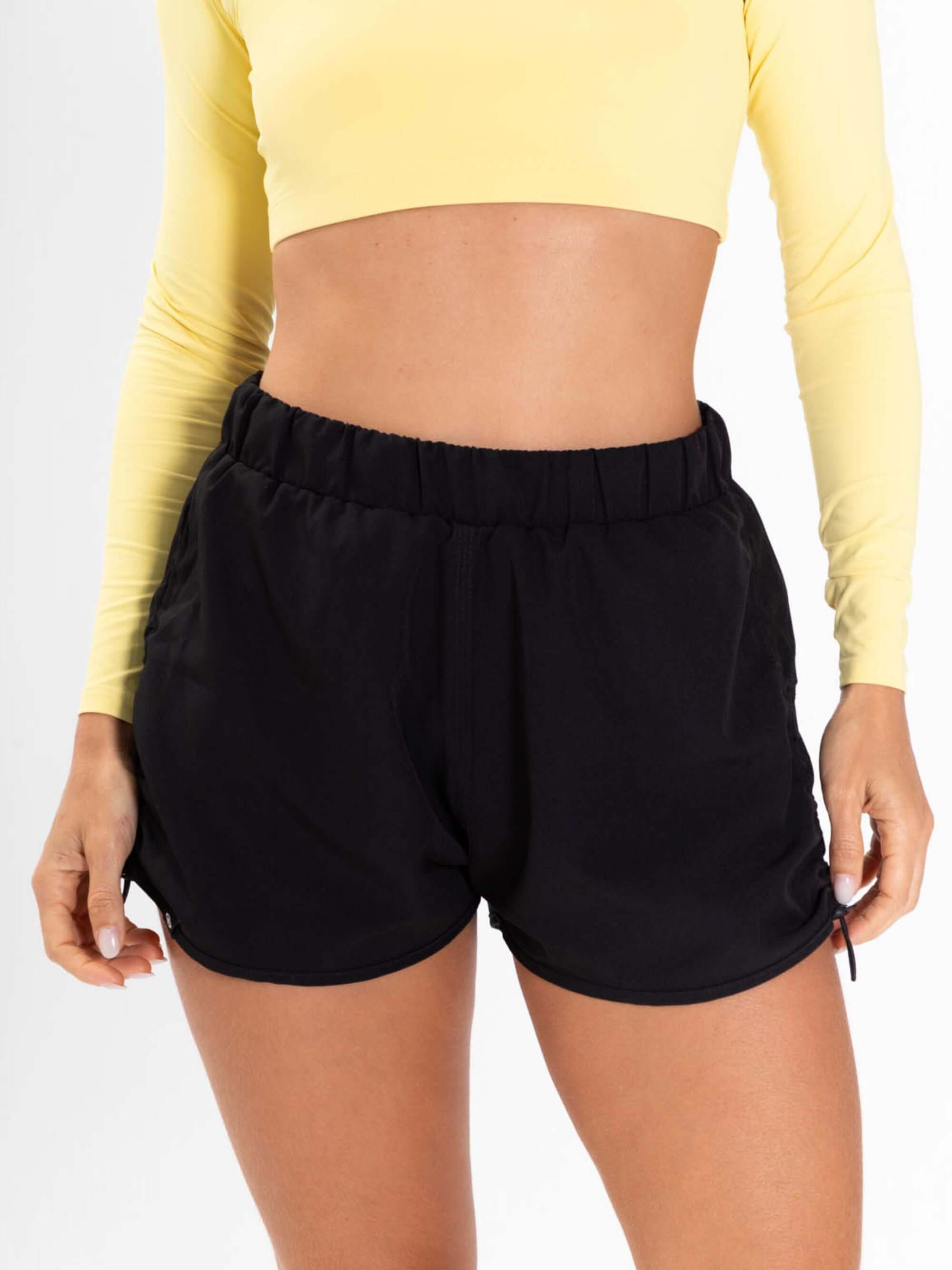 Shorts esportivos ativos na cor preta da marca Greenish, perfeitos para atividades ao ar livre e conforto.