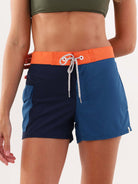 Shorts esportivos Talita azul marinho da Greenish, com detalhes em laranja, ideal para atividades ao ar livre.