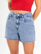 Short feminino jeans Gio da Greenish, com corte à fio e estilo vintage, perfeito para looks despojados.
