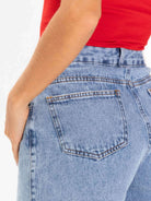 Short jeans feminino Greenish Gio, com corte à fio e detalhes vintage, perfeito para looks despojados e confortáveis.