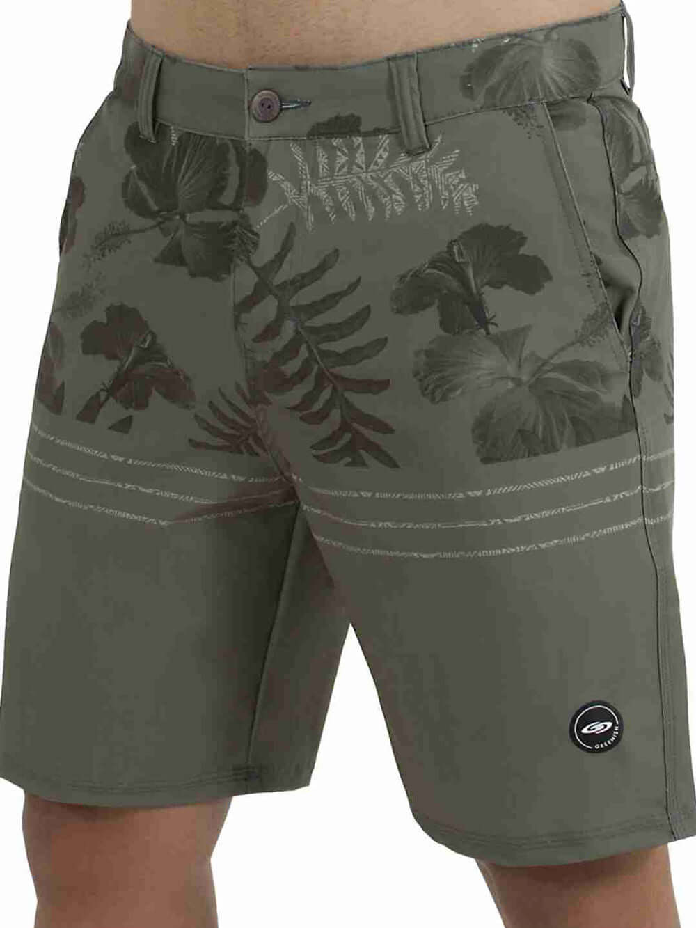 Bermuda WALKSHORT HAWAIIAN HIBISCUS verde oliva da marca Greenish, estampada com flores e folhas tropicais.