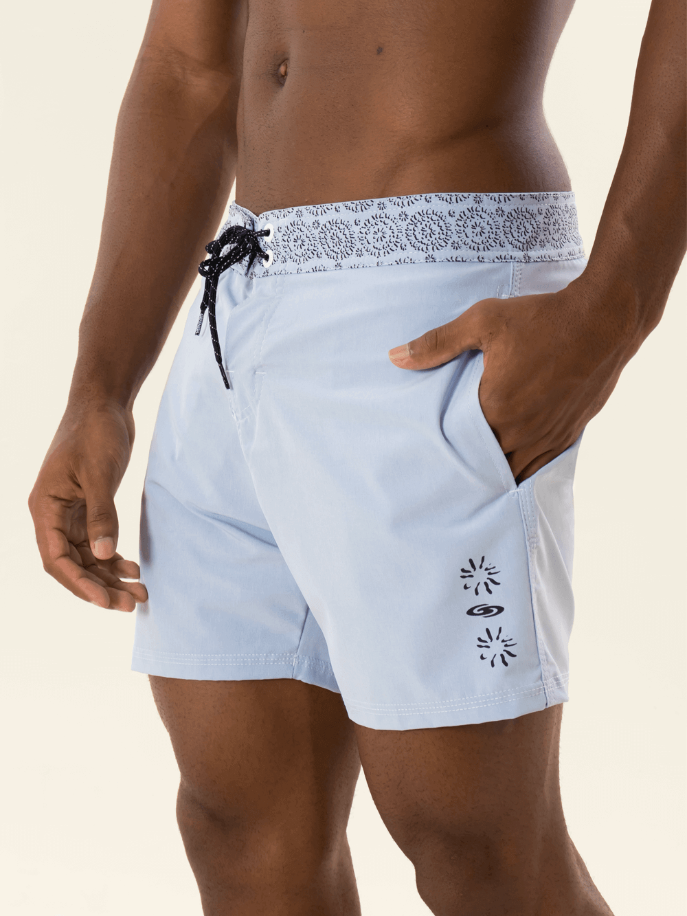 Bermuda Boardwalk Hippie Flower Azul da Greenish, com estampa exclusiva e confortável para o uso diário.