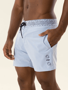 Bermuda Boardwalk Hippie Flower Azul da Greenish, com estampa exclusiva e confortável para o uso diário.