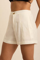 Shorts ISIS Off White da Greenish, perfeitos para looks casuais e frescos no verão.