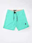 Shorts Boardwalk Vintage Basic Neo Verde da Greenish, cós anatômico e bolso traseiro, conforto e estilo.