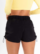 Shorts esportivos preto da Greenish, perfeitos para atividades ao ar livre e conforto durante o dia.