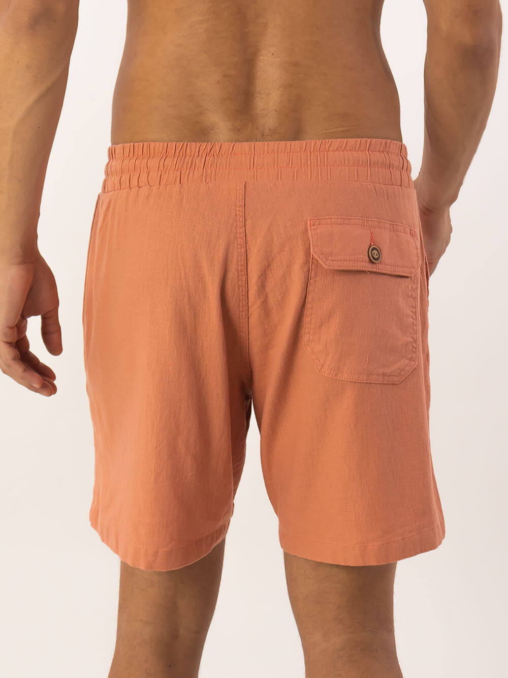 Bermuda short vintage Comfort Stone da Greenish na cor caqui, com detalhe de bolso traseiro.