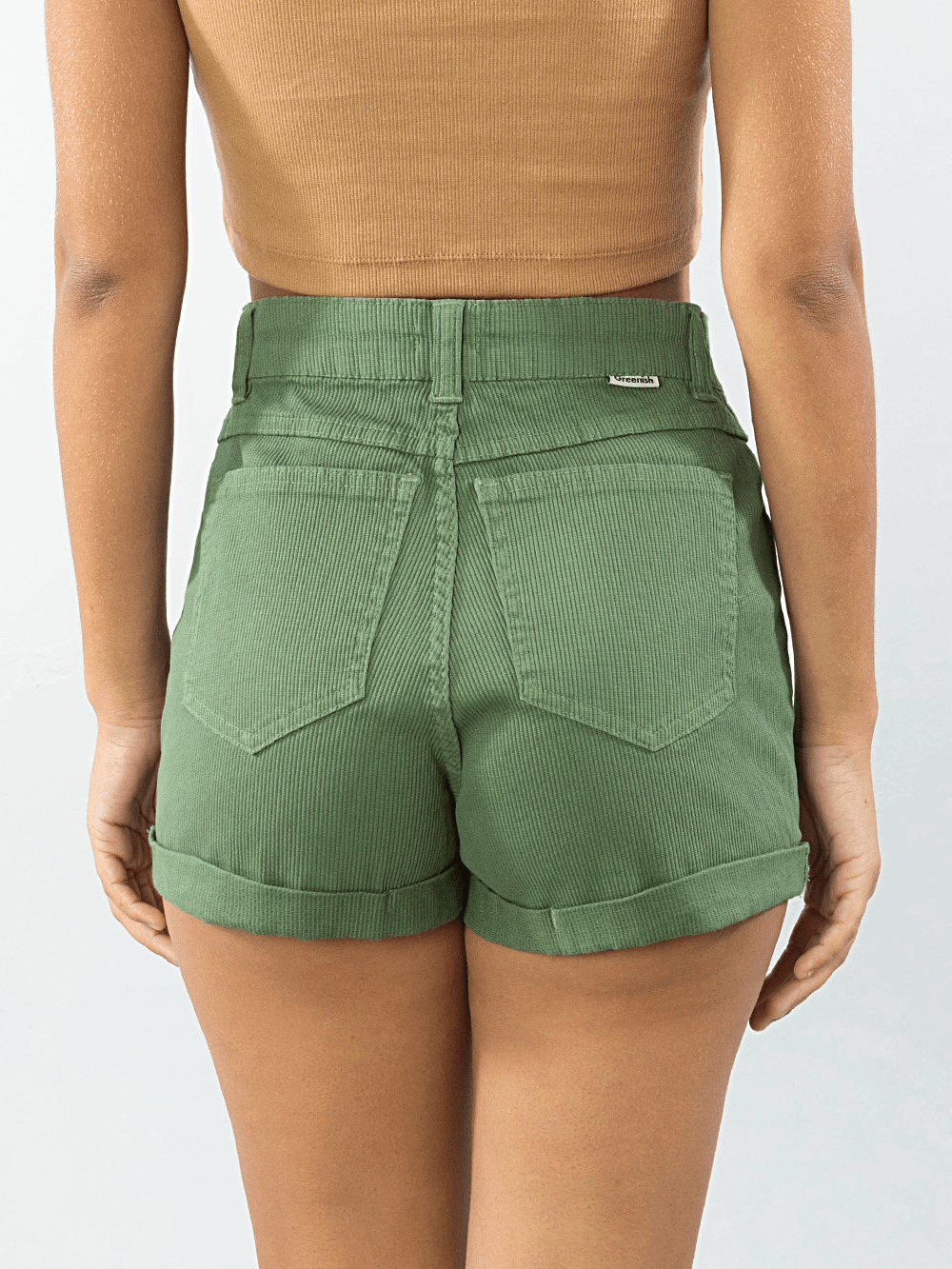 Shorts Vintage Manu Verde da marca Greenish, com um design trendy e confortável, visão traseira da peça.