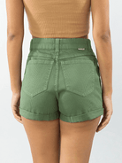 Shorts Vintage Manu Verde da marca Greenish, com um design trendy e confortável, visão traseira da peça.