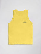 Regata amarela da marca Greenish, modelagem leve e confortável, ideal para dias quentes e atividades ao ar livre.