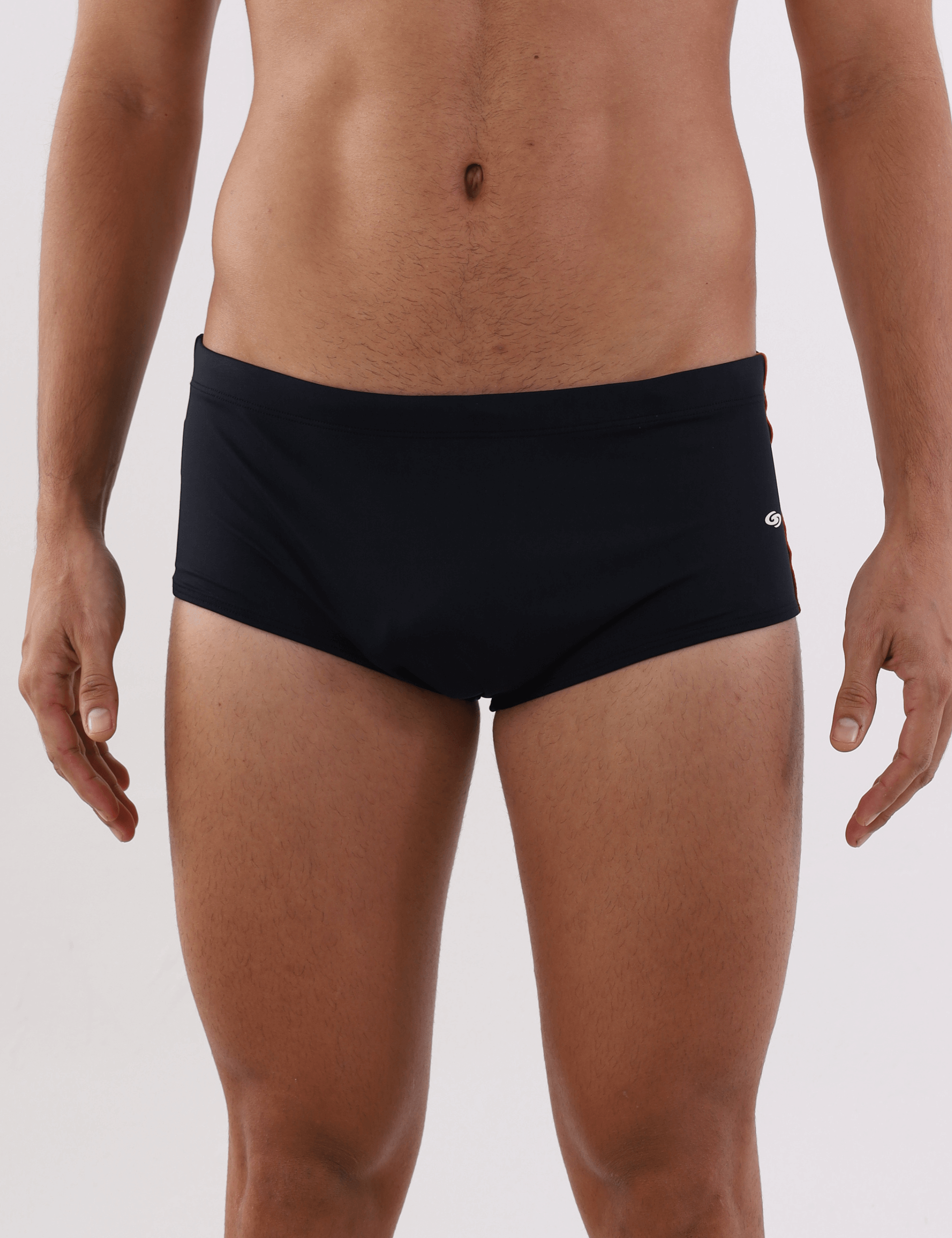 Homem vestindo sunga cavada preta da marca Greenish, ideal para atividades ao ar livre.