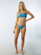Sutia largo com decote U azul da Greenish, modelo exibindo biquíni estiloso e confortável.