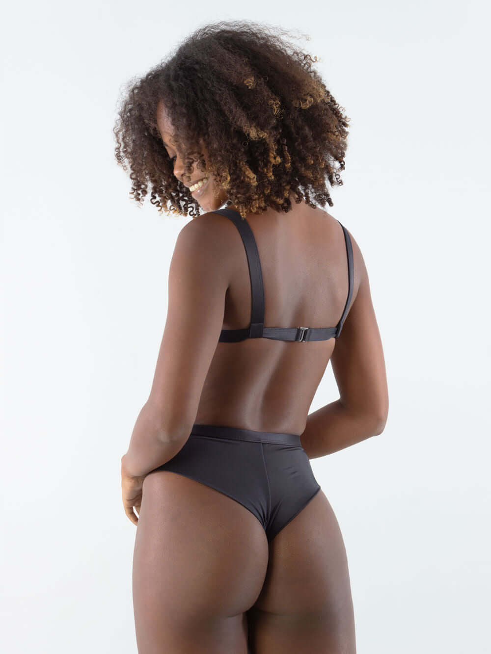 Sutia reto com viés da Greenish em preto, vista traseira, com modelo feminino e detalhes de ajuste.