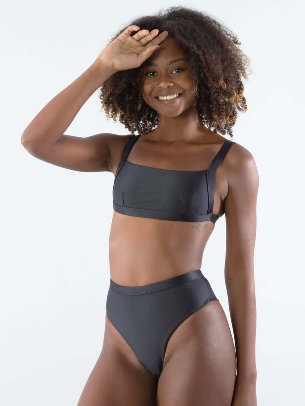 Sutia reto com viés preto da Greenish, modelando o corpo de forma elegante e confortável.